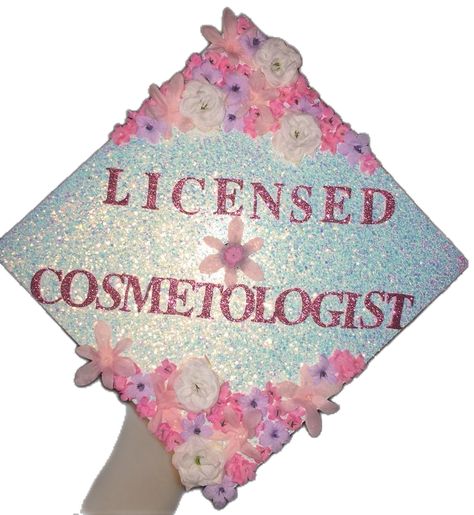 #graduation #graduationcapdesigns #classof2022 #college #highschool Cosmetology Graduation Cap, Hair Styles Graduation, Beauty School Graduation, Cosmetology Graduation, Cap Design Ideas, Beauty School Cosmetology, Aesthetic Hat, Creative Graduation Caps, Cosmetology License