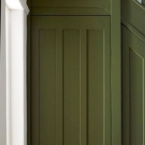 Benjamin Moore UK on Instagram: "@fionadukeinteriors uses beautiful Avocado green to create a wonderful design statement on the stairs and storage area whilst the walls and ceiling are a softer tone of white, perfect for showcasing the artwork. Photo: @annastathakiphoto (STAIRS) Avocado 2145-10 #BenjaminMoore #BenjaminMooreUK #proudlyparticular #PaintLikeNoOther #paint #interiors #interiordesign #interiordesignideas #entracehall #hallway #paintedstairs #interiordesigninspiration #diy #interiord Statement Green Wall, Avocado Green Paint, Benjamin Moore Avocado, Avocado Paint, Green Stairs, Interior Door Color, Benjamin Moore Green, Avocado Painting, Green Painted Walls