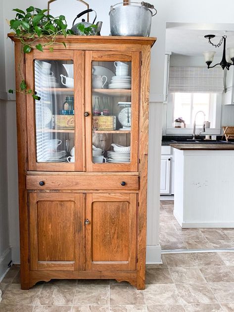 Glass Cabinet Dining Room, Cupboard Dining Room, China Cabinet Dining Room, Dining Room China Cabinet, Farmhouse Cupboard, Modern English Cottage, Glass Bookshelves, Black Accent Chair, Antique Hutch