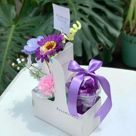 porphyrophile💜 Blooming Box, Cny Hampers, Bloom Box, Diy Bouquet Wrap, Luxury Flower Bouquets, Flower Bouquet Diy, Cake Boxes, Boquette Flowers, Flower Gift Ideas