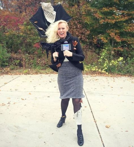 Weather Reporter Caught In A Hurricane. No Real Wind Involved Halloween Costumes Cold Weather, Realistic Costumes, Most Creative Halloween Costumes, Halloween Parejas, Clever Halloween, Clever Halloween Costumes, Diy Kostüm, Unique Halloween Costumes, Creative Costumes