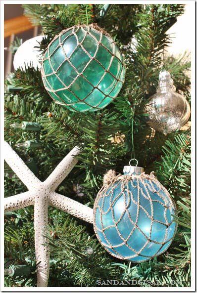 Ideas Decoracion Navidad, Beach Christmas Trees, Decor Marin, Christmas At The Beach, Clear Glass Ornaments, Coastal Christmas Decor, Nautical Christmas, Beach Ornaments, Beachy Christmas