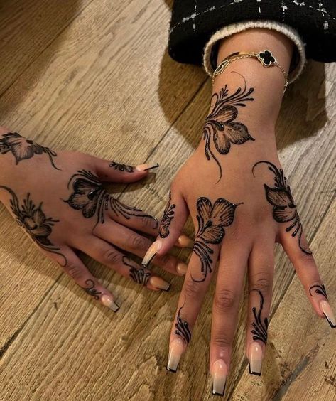 Henna Simple Design, Simple Design Mehndi, Simple Floral Henna, Red Maroon Nails, Pedicure Massage, Small Henna Tattoos, Nails Funky, Cute Henna Designs, Cute Henna Tattoos