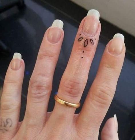 155 Finger Tattoos That will Make You Adore Your Fingers (with Meanings) - Wild Tattoo Art Small Henna Tattoos, Henne Tattoo, Tiny Finger Tattoos, Cute Henna Tattoos, Henna Style Tattoos, Stick Poke, Small Finger Tattoos, Henna Inspired Tattoos, Finger Tattoo For Women