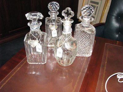 Vintage decanters turned into mouthwash containers. Use shot glasses. Cute Mouthwash Containers, Mouthwash Container Ideas, Mouthwash Dispenser Ideas, Mouthwash Decanter, Mouthwash Container, Diy Mouthwash, Mouthwash Dispenser, Best Mouthwash, Bathrooms Ideas