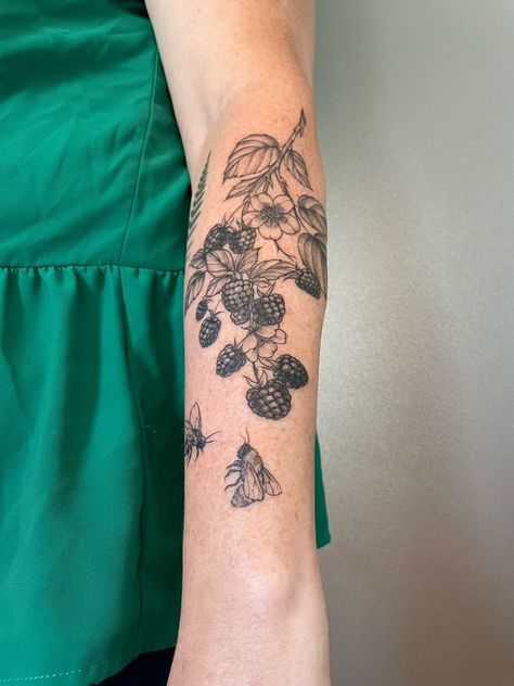 Bees Tattoo, Blackberry Tattoo, Wrap Around Tattoo, Fruit Tattoo, American Traditional Tattoo Ideas, Traditional Tattoo Ideas, Vine Tattoos, Pretty Tattoos For Women, Flower Tattoo Sleeve