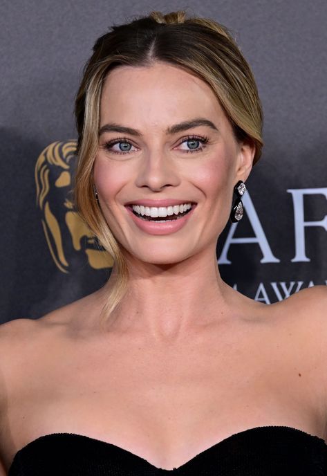 Margot Robbie attending the BAFTAs Margot Robbie Eyebrows, Margot Robbie Teeth, Margot Robbie Smile, Margaret Robbie, Smile Pics, Wide Smile, Margot Robbie Harley Quinn, Margot Robbie Harley, Smile Pictures