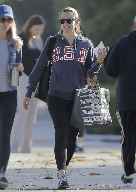 Jennifer Garner's latest carefree outing has us saying God Bless America and the return of casual street style. Blockbuster Film, Starred Up, Halle Bailey, Jennifer Garner, Ben Affleck, The Hollywood Reporter, Photo L, Daily Photo, Real Life Stories