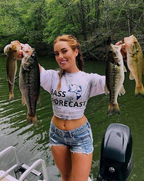 Cute Fishing Outfit For Women, Smallmouth Bass Fishing, Female Angler, Girl Fishing, Bass Fishing Shirts, Fly Fishing Shirts, Xander Cage, Return Of Xander Cage, Hunting Girls