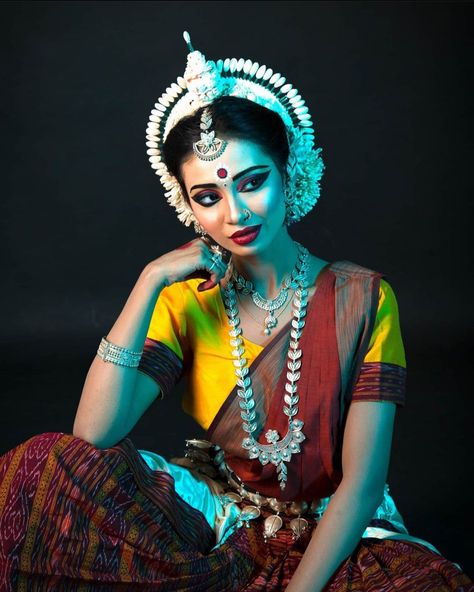 Odissi Dance Photography, Indian Dances, Odissi Dance, Ar Art, Indian Classical Dancer, Bharatanatyam Poses, Dance Of India, Saree Wearing, Saree Wearing Styles