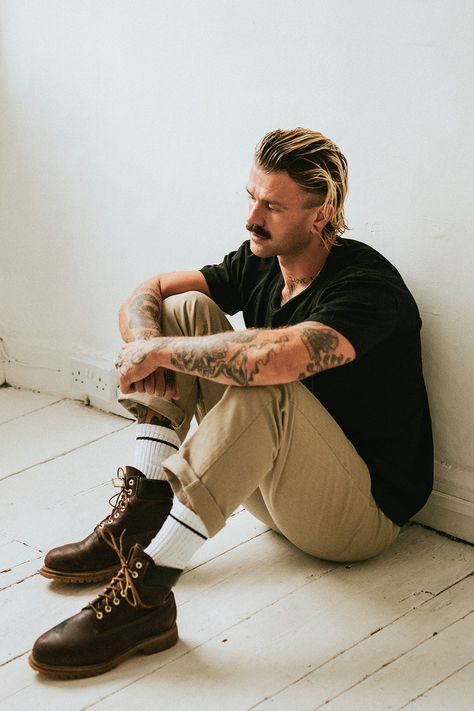 Someone Sitting On The Floor, Man Sitting On Floor, Person Pose, White Wooden Floor, Alternative Men, Drawing Models, Photography Men, Wall Photography, Photoshoot Idea