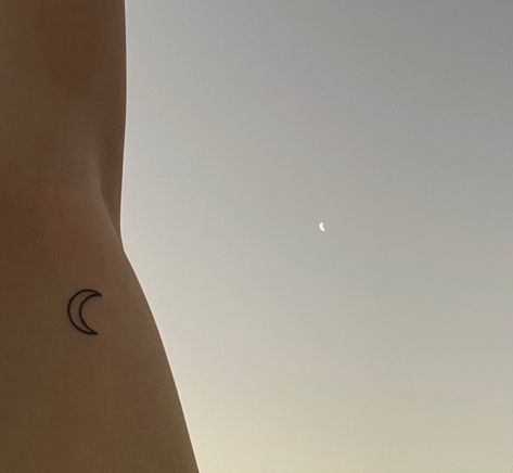 Tattoos For Moon Lovers, Moonlight Tattoo Ideas, Moon Tatoos Ideas, Simple Moon Tattoos, Moon Tattoo Aesthetic, Minimal Moon Tattoo, Minimalist Moon Tattoo, Small Moon Tattoo, Moon And Saturn Tattoo