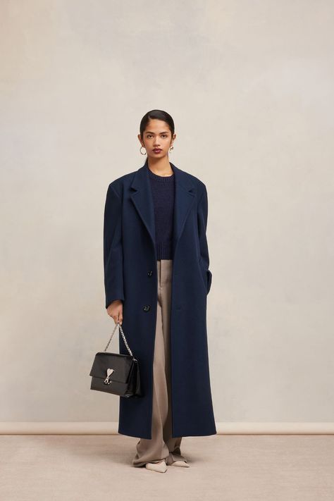 Blue Overcoat Outfit Women, Navy Coat Outfits For Women, Navy Blue Wool Coat, Dark Blue Jacket Outfit Women, Blue Long Coat Outfit, Navy Coat Street Style, Blue Coat Outfits For Women, Navy And Black Outfit, Blue Jacket Outfits