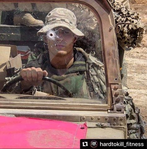 Rudy Reyes from Marine Force Recon looking through a bullet hole. He would have died if he wasn't bending down to reach something. Rudy Reyes, Generation Kill, Weird Pictures, Military Men, Special Operations, Modern Warfare, Iraq, Military Vehicles, Picture Video