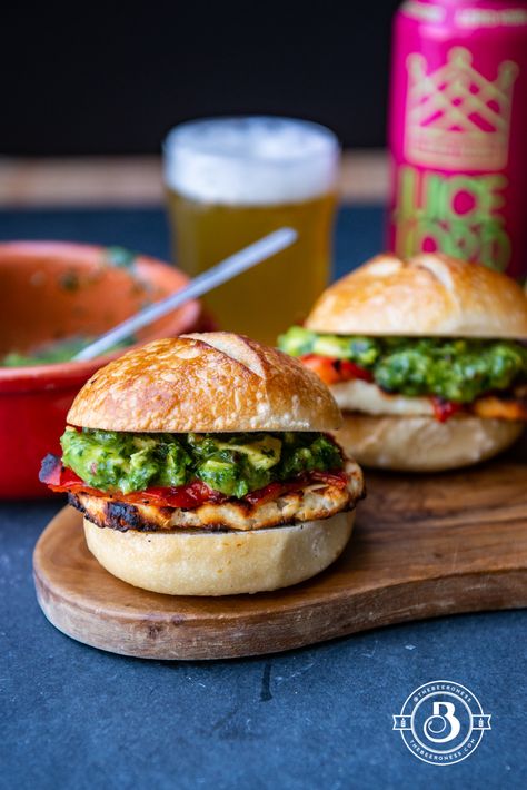 Grilled halloumi Sliders with IPA Avocado Chimichurri - The Beeroness Sliders Veggie, Avocado Chimichurri, Halloumi Burger, Haloumi Cheese, Burger And Chips, Grilled Halloumi, Plantbased Recipes, Cooking With Beer, Slider Buns