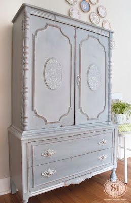 French Country Armoire, Country Dresser, Armoire Painted, French Country Dressers, Anne Sloan, Diy French Country Decor, Buffet Credenza, Antique Dressers, French Country Rug