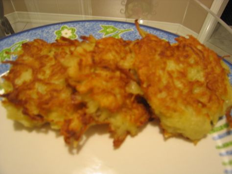 Veal Schnitzel, Hungarian Dishes, Potato Pancakes Recipe, Heritage Recipes, Potatoe Pancake Recipe, Hungarian Food, Eastern European Recipes, Hungarian Cuisine, European Recipes