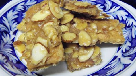 Graham Wafer Almond Squares, Almond Graham Cracker Brittle, Graham Cracker Almond Bark, Gram Cracker Recipes, Sliced Almond Cookies, Baking Bars, Graham Cracker Butter, Graham Cracker Toffee, Christmas Cookie Boxes