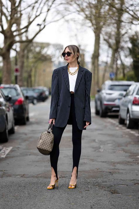 Oversized Blazer With Dress, Pinstripe Blazer Outfit, Long Blazer Outfit, Striped Blazer Outfit, Oversize Blazer Outfit, Blazer Outfits Women, Grey Blazer Outfit, Oversized Blazer Outfit, Blazer With Dress