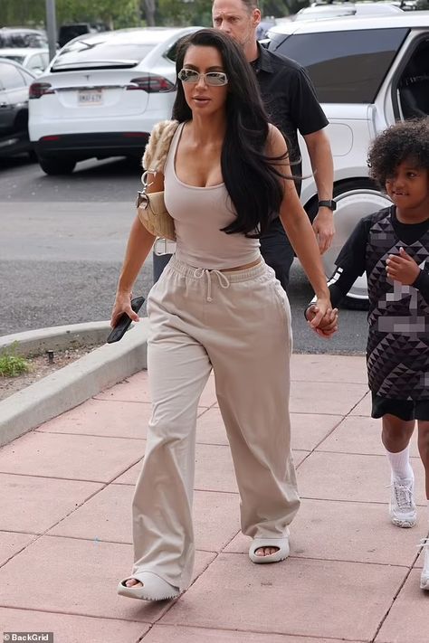 Kim Kardashian Style Casual, Kardashian Style Casual, Kardashian Casual Outfit, Kardashian Style Outfits, Matching Sweats, Kim Kardashian Outfits, Cream Tank Top, Miami Outfits, Kardashian Outfit