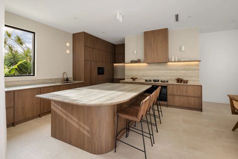 Mid Century Modern Kitchen Island, Walnut Timber, Pools Backyard, Minimalist Kitchen Design, Luxury Pools, Sleek Kitchen, Kitchen Wardrobe, Mid Century Modern Kitchen, Built In Ovens