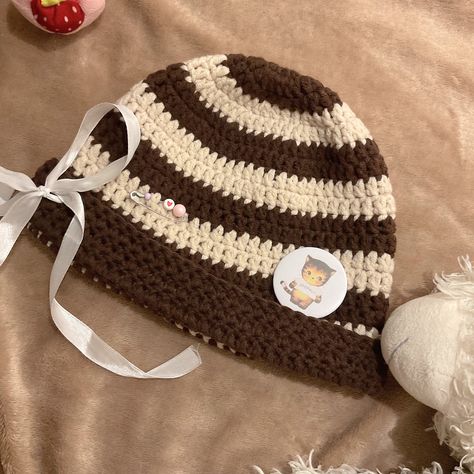 crochet striped beanie aesthetic button badge pin ribbon khaki white beige Brown Beanie Crochet, Crochet Beanie Aesthetic, Crochet Striped Beanie, Striped Crochet Beanie, Beanie Aesthetic, Brown Beanie, Striped Beanie, Knit Ideas, Crochet Plant