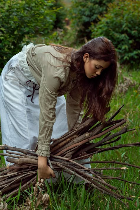 Woman Gardening, Village Girl Aesthetic, Prairie Girl Aesthetic, Fantasy Peasant Aesthetic, Old Farmer Aesthetic, Peasant Aesthetic, Peasant Girl Aesthetic, Medieval Farm Aesthetic, Medieval Farmer Aesthetic