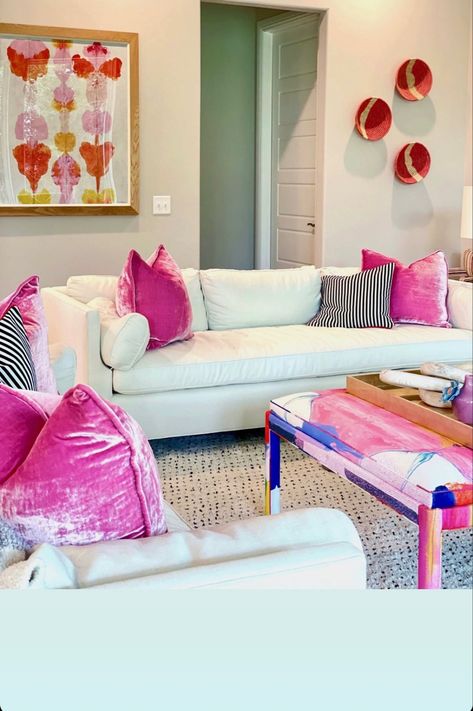 Colorful Living Room Interior, Preppy Apartment Decor, Pink Interior Design, Preppy Living Room, Preppy Apartment, Living Room Pink, Living Room Interior Design Ideas, College House Decor, Colorful Living Room