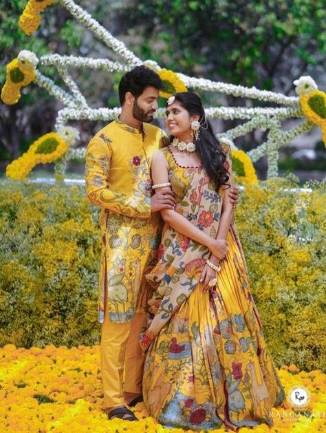 Haldi Ceremony Outfit Couple, Couple Haldi Outfit Ideas, Haldi Bride And Groom, Haldi Couple Outfits, Haldi Ceremony Outfit For Groom, Haldi Look For Groom, Haldi Ceremony Outfit For Men, Haldi Ceremony Outfit For Bride, Haldi Couple