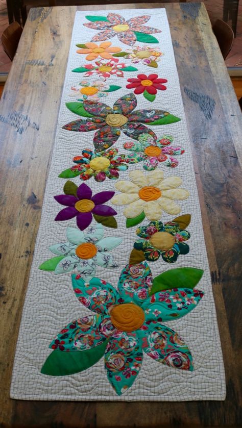 Syprosjekter For Nybegynnere, Appliqué Quilts, Quilted Table Runners Patterns, Flower Quilts, Free Bird, Sew Ins, Applique Quilting, Table Runner Pattern, Patchwork Quilting