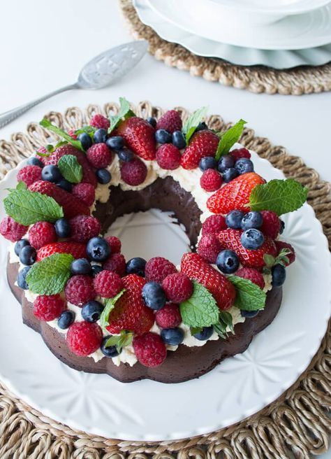 Well Nourished ⎮ Chocolate Fudge Wreath (super simple dessert) Healthy Chocolate Fudge, Recipes Whole Foods, Fudge Christmas, Wreath Recipe, Perfect Christmas Dessert, Fudgy Cake, Berry Sauce, Rich Desserts, Christmas Dessert