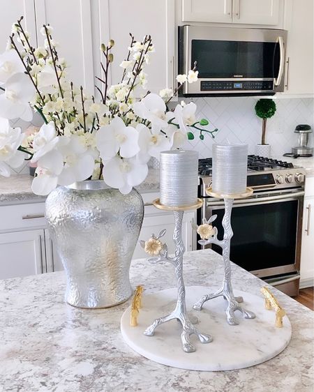 Dining Room Flower Decor, Faux Flowers For Kitchen Island, Dining Room Decor Centerpiece, Decorating Kitchen Counter For Christmas, Kitchen Flowers Decor, Dining Table Tray Decor, Ginger Jars Decor Living Rooms, Living Room Flower Decor, Dining Table Flowers