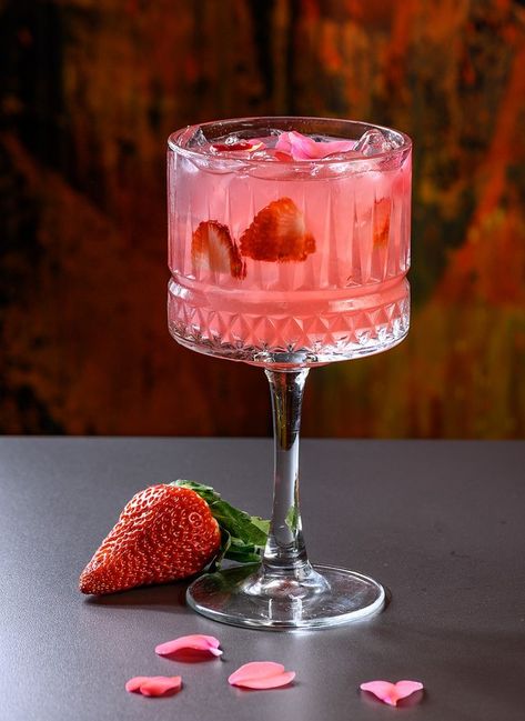 Drink Rosa, Pink Drinks, Happy Hour, Gin, Love Story, Drinks, Tableware, Glass, Pink