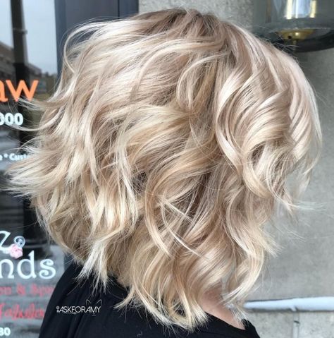 Bob Haircuts For Women With Layers, Shoulder Length Hair Party, Thick Platinum Blonde Hair, Blonde Hair Color Cool Tone, Layered Bob Hairstyles Medium Length, Bob Aline Haircut, Blonde Hair Color Ideas Medium Length Straight, Soft Layered Lob Haircut, Best Bob Haircuts For Thick Hair