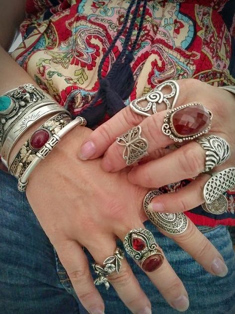 Gypsycore Jewelry, Lots Of Rings, Hippy Jewelry, Bracelets Aesthetic, Many Rings, Hippie Accessories, Hippie Ring, Jewelry Layering, Ring Inspo