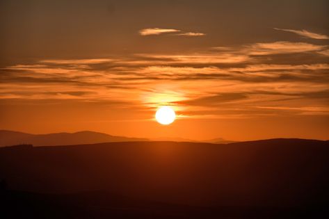 Made it to the top of the Ross Hill just in time for an awesome golden hour shoot, as the sun sets over the Scottish hills . 70mm / f5 / ISO 200 Sun Set Background, Scottish Hills, Golden Hour Shoot, Blue Background Images, Bible Pictures, Sun Set, Sun Sets, Art Class, Just In Time