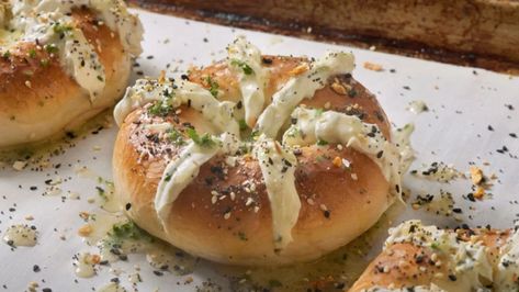 Garlic cream cheese stuffed bagels baked with a buttery, cheesy sauce? Yes, please! Stuffed Bagels Recipe, Cottage Cheese Alfredo Sauce, Cottage Cheese Alfredo, Stuffed Bagels, Cheese Alfredo Sauce, Beef Kabob Recipes, Garlic Cream Cheese, Bagels Recipe, Light Summer Meals