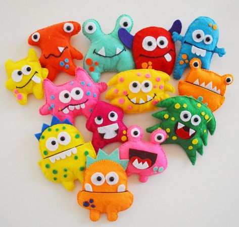 Images By Maria Del On Chaveiros | Felt Crafts Diy, Felt Monster Diy, Diy Monsters, Felt Monster, Felt Toys Patterns, Monster Crafts, Felt Crafts Diy, Ugly Dolls, Monster Dolls, Sewing Projects For Kids