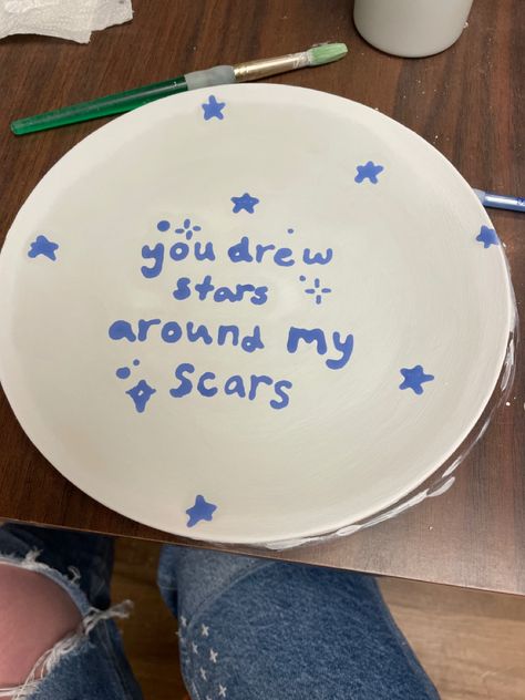 Ceramic Painting Ideas Taylor Swift, Poterry Clay Ideas Bowl, Taylor Swift Ceramics, Taylor Swift Pottery Ideas, Taylor Swift Ceramic Ideas, Pottery Painting Ideas Taylor Swift, Plate Pottery Painting, Taylor Swift Pottery Painting, Taylor Swift Pottery