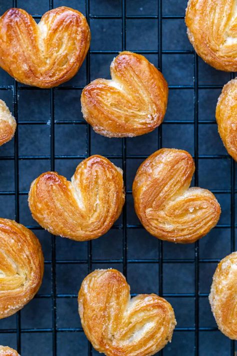 Classic French Palmiers Recipe - Momsdish Easy Palmier Cookies, Easy Palmiers Recipe, Simple Pastries, Palmiers Cookies, Palmier Recipe, Cinnamon Snacks, Puff Recipes, Quick Puff Pastry, Palmiers Recipe