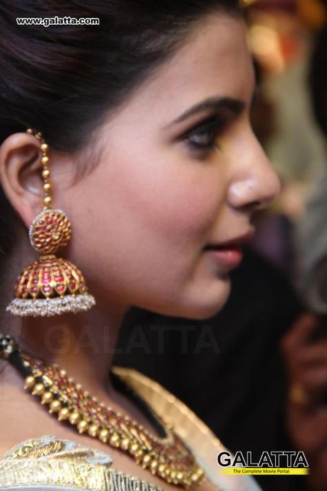 Samantha Ruth Prabhu Samantha Jewellery, Jumkis Indian Jewelry, Samantha Latest, Temple Jewellery Earrings, Gold Earrings Models, Samantha Ruth, Gold Jewelry Simple Necklace, Antique Bridal Jewelry, Indian Jewellery Design Earrings