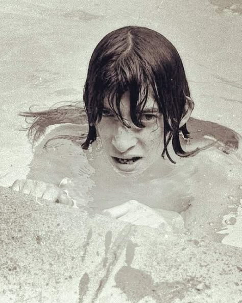 Joey Ramone Without Glasses, Baby Joey, Trip To California, The Ramones, 70s Punk, Classic Punk, Joey Ramone, Gabba Gabba, Hotel Pool