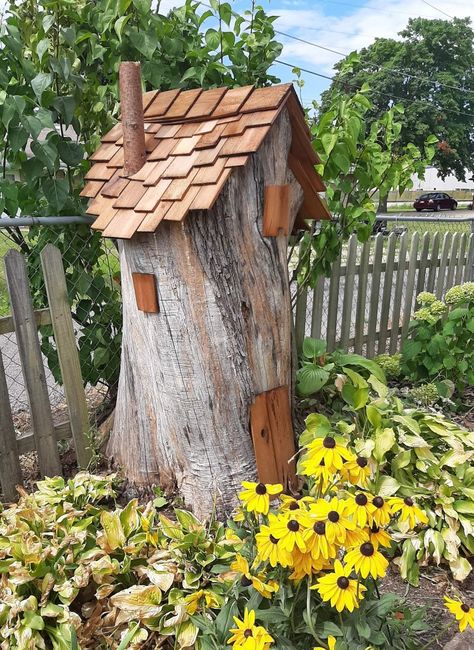 Tree Stump Decor, Front Lawn Landscaping, Fairy Tree Houses, Fall Garden Vegetables, Recycled Garden, Garden Decor Projects, Garden Whimsy, Fairy Garden Houses, Garden Yard Ideas