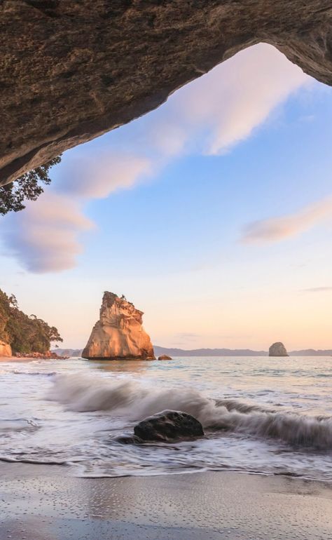 20 Incredible New Zealand Landmarks. Lying on the shores of Koekohe Beach, the golden sands and pristine water make for the perfect backdrop to these incredible boulders. Rising two metres and weighing several tones, the Moeraki Boulders are a sacred landmark for the Maori people. #newzealand #travel #nature #nz Pretty Beaches, Cathedral Cove, Lake Wakatipu, Lake Wanaka, New Zealand Landscape, Visit New Zealand, Fairy Queen, New Zealand Travel, Famous Landmarks