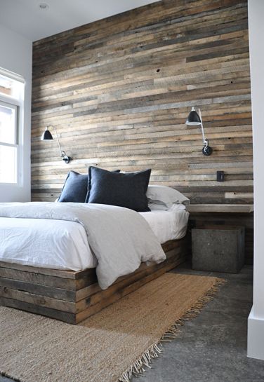 reclaimed wood wall. I really, really want one of these. Would have to be in a different house though. New Room Design, Design Ložnic, Wooden Ideas, Reclaimed Wood Wall, Salvaged Wood, Style At Home, Top 4, Home Fashion, 인테리어 디자인