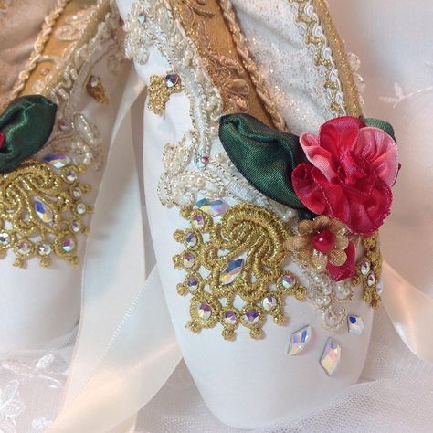 Cindy Gass on Instagram: “Pretty pair of white and gold shoes with handmade ribbon roses. Perfect keepsake for Kitri's wedding. #decoratedpointeshoes…” Don Quixote Ballet, Altered Shoes, Nutcracker Clara, Point Shoe, Ballet Crafts, Ballet Gifts, Nutcracker Party, Gaun Abad Pertengahan, Ballet Pointe