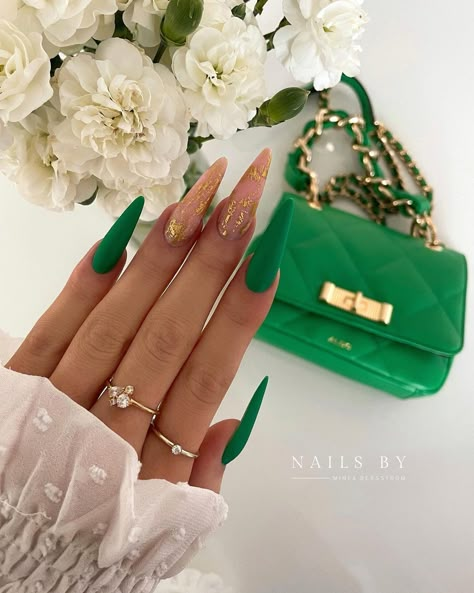 Bright Green Nails, Matte Green Nails, Unghie Sfumate, Ten Nails, January Nails, Green Nail, Makijaż Smokey Eye, Almond Acrylic Nails, Dark Nails