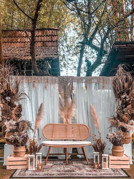 Engagement Rustic Decorations, Pelamin Tunang Aesthetic, Pelamin Rustic Simple, Minimalist Pelamin Nikah, Pelamin Tradisional, Simple Photobooth Ideas, Pelamin Nikah Simple, Pelamin Klasik Tradisional Melayu, Pelamin Outdoor