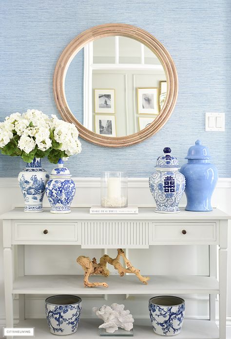 Decorating With Ginger Jars, Foyer Designs, Hallway Makeover, Entryway Inspiration, Blue And White Chinoiserie, Blue White Decor, Mantel Decor, Southern Home, Classic Decor