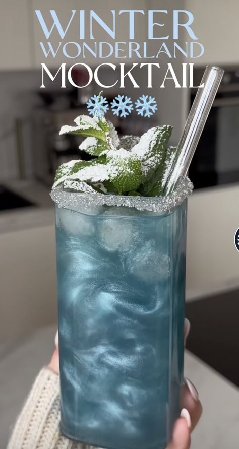 Hello Christmas, Frozen Cocktail Recipes, Iced Drinks Recipes, Pretty Alcoholic Drinks, Drink Recipes Nonalcoholic, Blue Drinks, Yummy Alcoholic Drinks, Refreshing Drinks Recipes, Diy Drinks